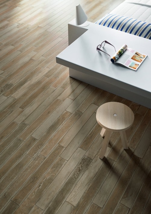 Marazzi_TreverkAge_Brown-10x70_02-Camera-con-bagno-hotel_Particolare-B_Definitivo-01-501x710